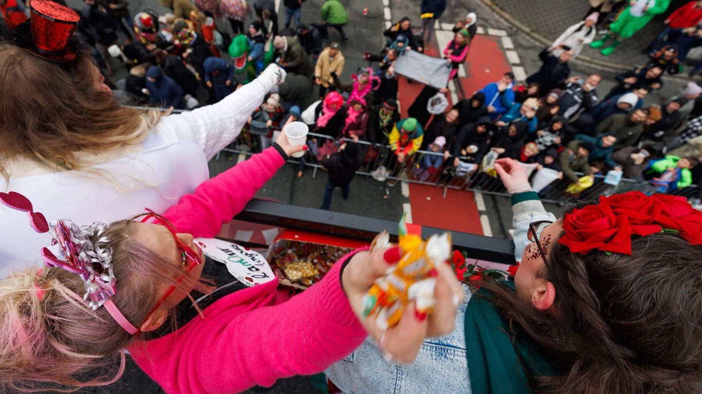 Bei Temperaturen um den Gefrierpunkt feiern Karnevalfans den Ossensamstag. Foto: Friso Gentsch/dpa