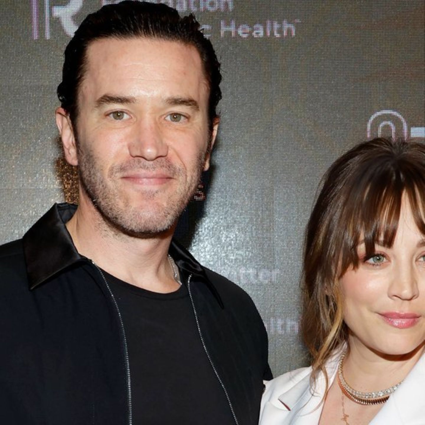 Tom Pelphrey und Kaley Cuoco sind verlobt und haben eine gemeinsame Tochter.