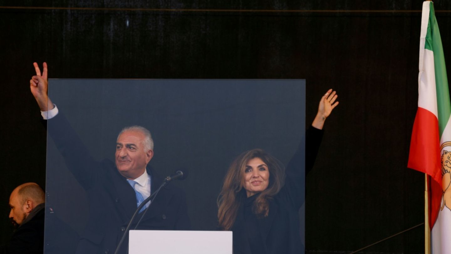 Pahlavi bei Kundgebung in München: Möchte "Übergang" im Iran anführen
