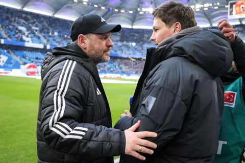 Wiedersehen: HSV-Trainer Merlin Polzin (r) begrüßt seinen einstigen Chef und heutigen Union-Trainer Steffen Baumgart. Foto: Chri