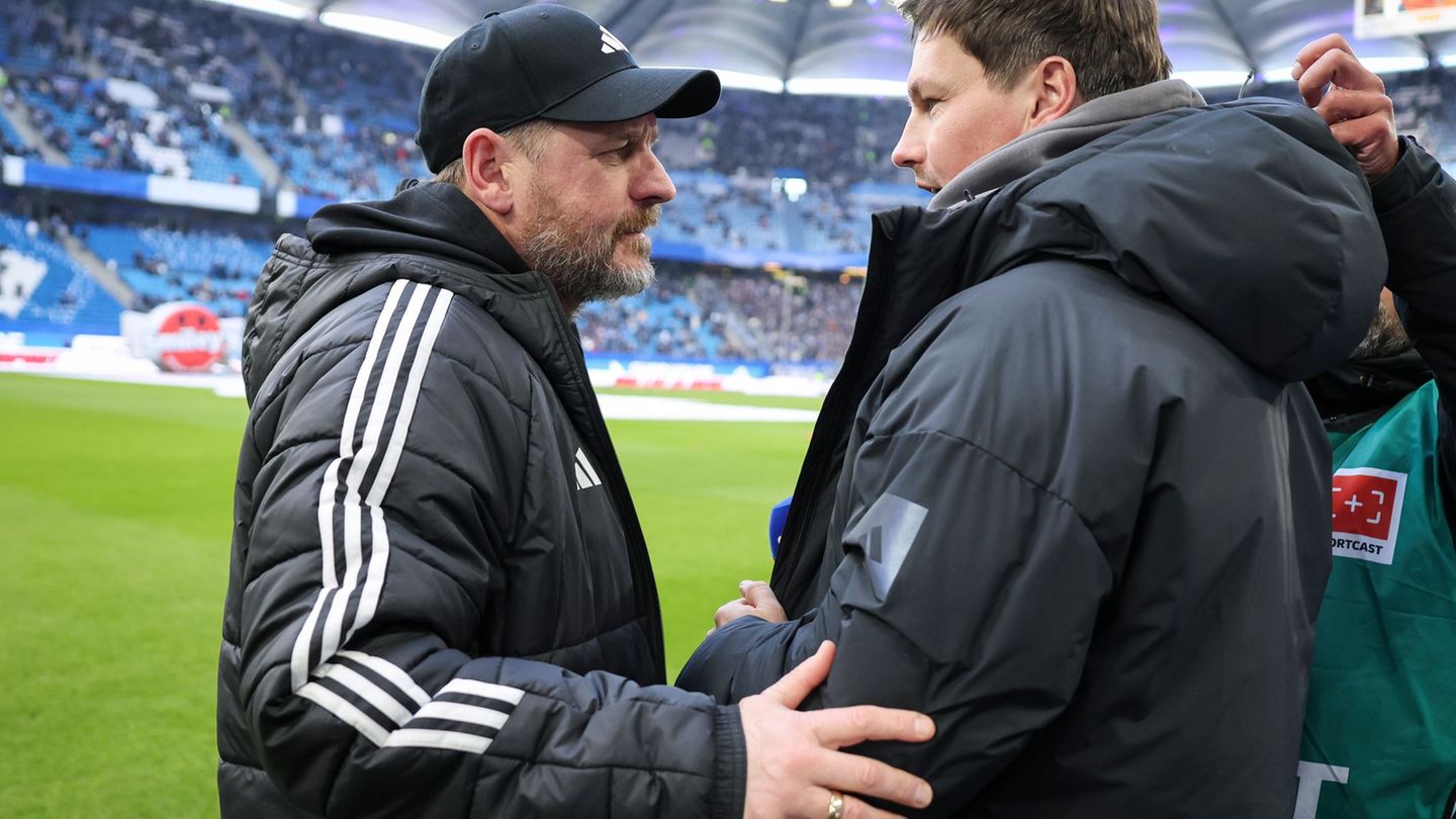 Wiedersehen: HSV-Trainer Merlin Polzin (r) begrüßt seinen einstigen Chef und heutigen Union-Trainer Steffen Baumgart. Foto: Chri
