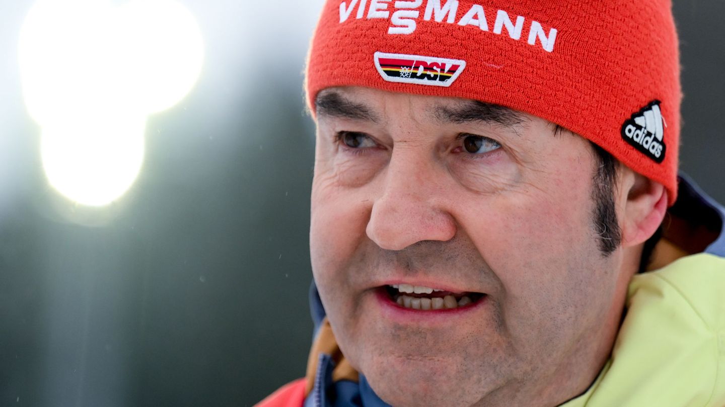 DSV-Sportdirektor Horst Hüttel sieht nach Berichten um mögliche Manipulationsmethoden im Skispringen Handlungsbedarf. (Archivbil