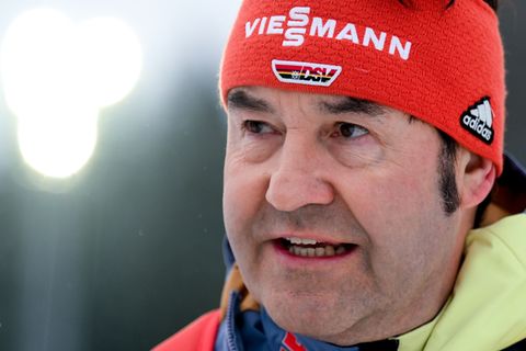 DSV-Sportdirektor Horst Hüttel sieht nach Berichten um mögliche Manipulationsmethoden im Skispringen Handlungsbedarf. (Archivbil