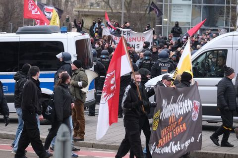 Entlang der Strecke des rechtsextremen Aufmarsches sammelten sich zahlreiche Gegendemonstranten. Foto: Sebastian Willnow/dpa