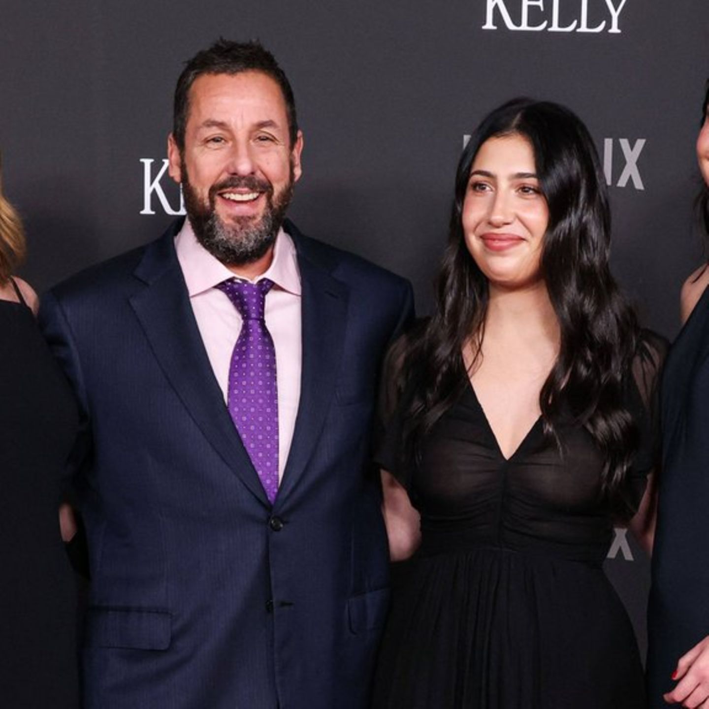 Mit Ehefrau Jackie (l.) ist Adam Sandler seit 2003 verheiratet. Die beiden sind stolze Eltern von Sadie und Sunny (r.).