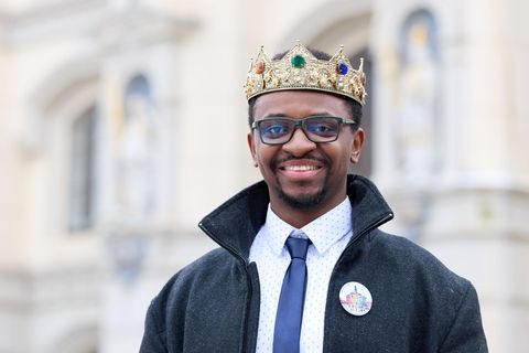 Der neue Heidekönig ist Bodenwissenschaftler und Stadtplaner. Foto: Georg Wendt/dpa