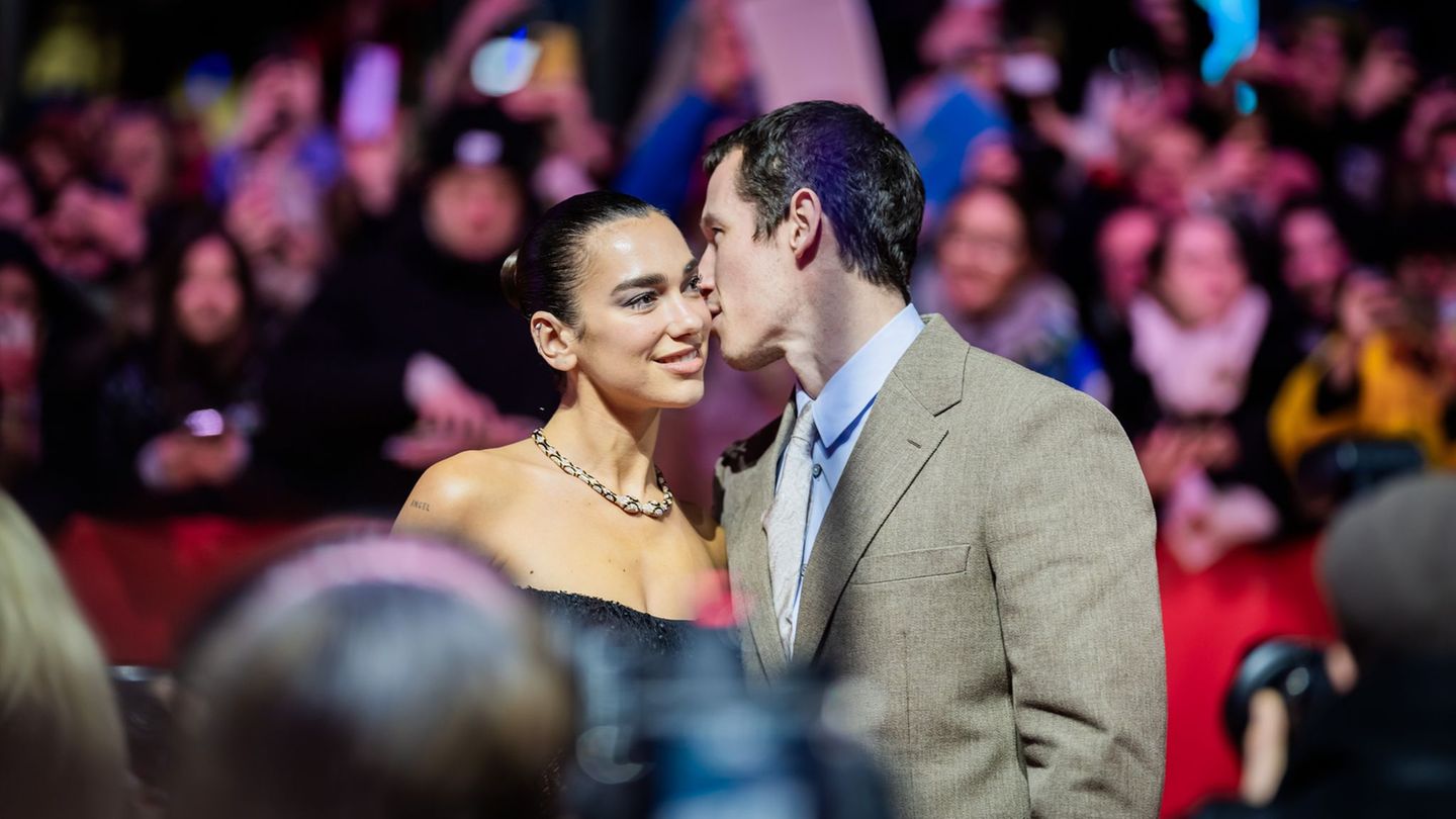 Filmfestspiele: Auftritt auf Berlinale: Dua Lipa turtelt mit ihrem Verlobten