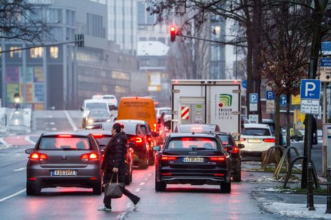 Auch Frankfurt will über eine Mitfahrplattform mehr Pendlerinnen und Pendler dazu bewegen, sich zu Fahrgemeinschaften zusammenzu