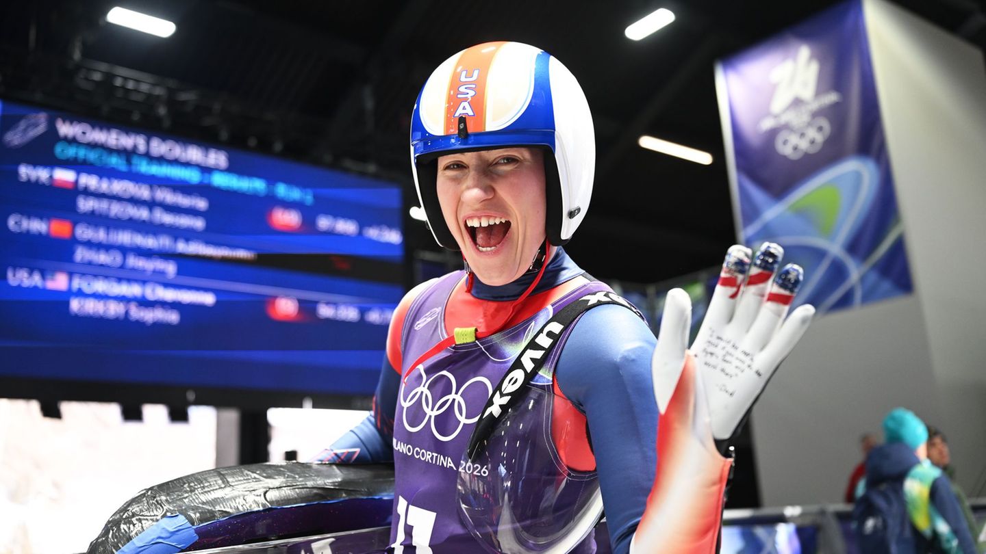 US-Rodlerin Sophia Kirkby winkt und lächelt in die Kamera