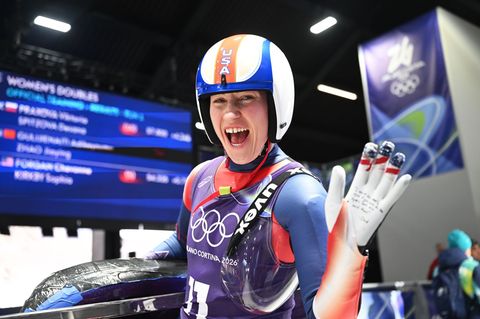 US-Rodlerin Sophia Kirkby winkt und lächelt in die Kamera