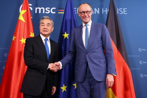 Wang Yi (l.) mit Merz