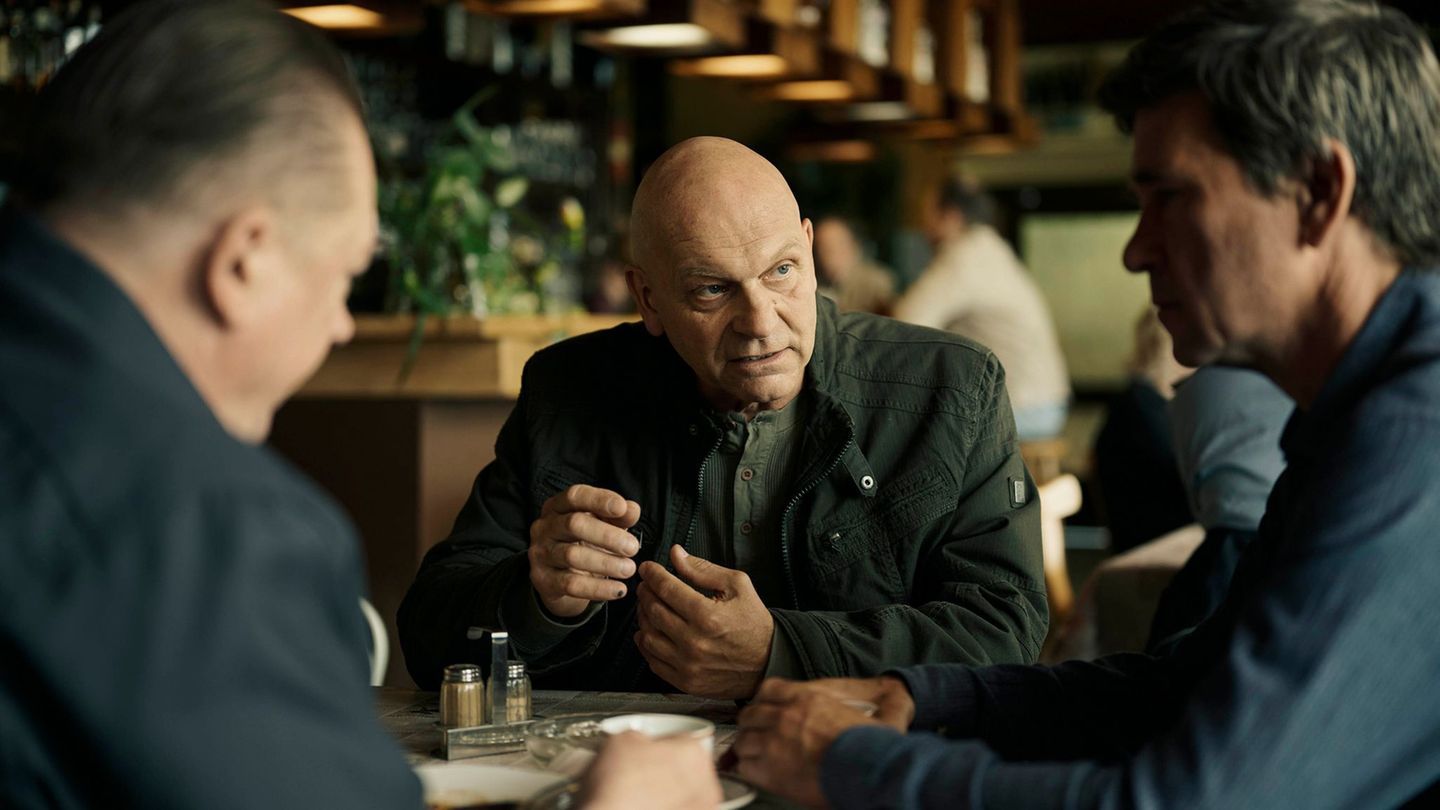 Jürgen von der Technik (Andreas Keller, m.) den Kommissaren einen wichtigen Hinweis. Foto: Felix Abraham/MDR/HA Kommunikation/dp