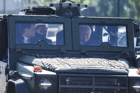 NRW-Ministerpräsident Hendrik Wüst (links) mit Rheinmetall-Chef Armin Papperger beim Besuch eines Rheinmetallstandorts in Weeze,