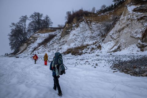 Im Winter kommt es an der Steilküste des Nationalparks Jasmund vermehrt zu Hangrutschen. Foto: Jens Büttner/dpa
