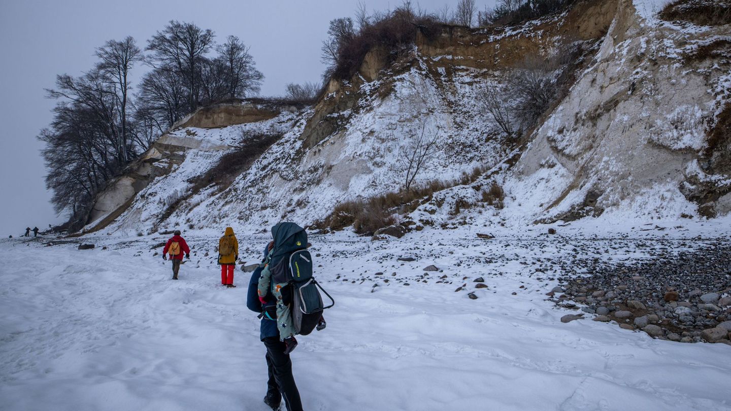 Im Winter kommt es an der Steilküste des Nationalparks Jasmund vermehrt zu Hangrutschen. Foto: Jens Büttner/dpa