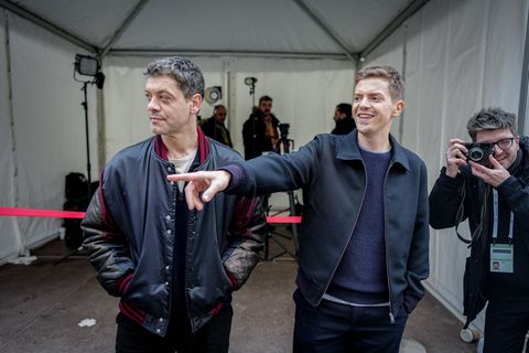 Carlo Ljubek (l) und Ferdinand Hofer (r) haben auf der Münchner Sicherheitskonferenz eine neue "Tatort"-Folge gedreht. Foto: Kay
