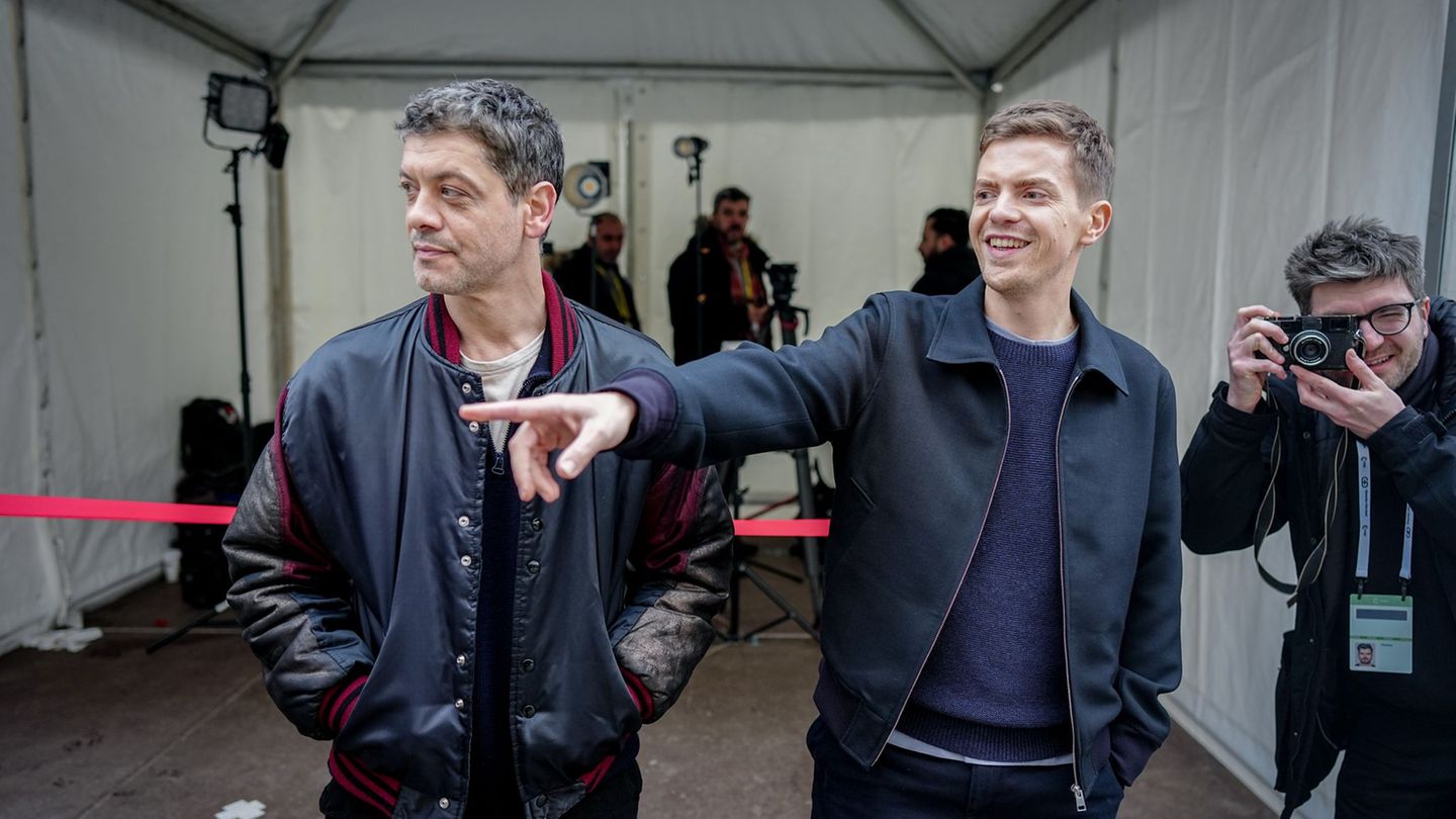 Carlo Ljubek (l) und Ferdinand Hofer (r) haben auf der Münchner Sicherheitskonferenz eine neue "Tatort"-Folge gedreht. Foto: Kay