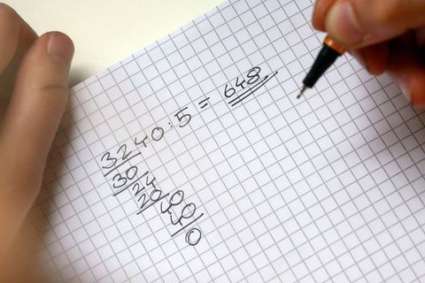 Das schriftliche Dividieren soll im Mathematikunterricht in Niedersachsen künftig anders unterrichtet werden als bisher. Foto: S
