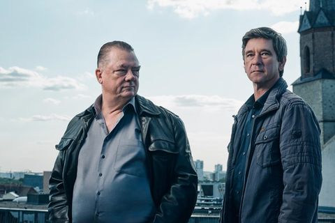 "Polizeiruf 110: Der Wanderer zieht von dannen": Die Kommissare Henry Koitzsch (Peter Kurth, l.) und Michael Lehmann (Peter Sc