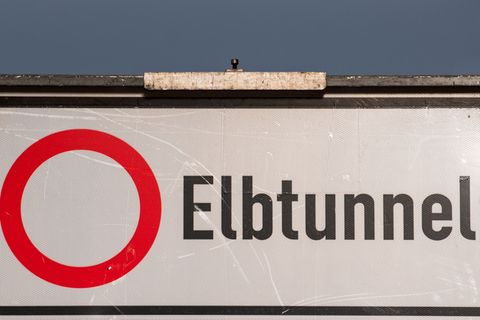 Am kommenden Wochenende werden die A7 und der Elbtunnel in Hamburg voll gesperrt. (Archivbild) Foto: Daniel Bockwoldt/dpa