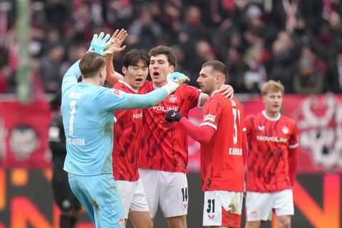 Erleichterter Jubel bei den Spielern des FCK nach dem Abpfiff. Foto: Thomas Frey/dpa