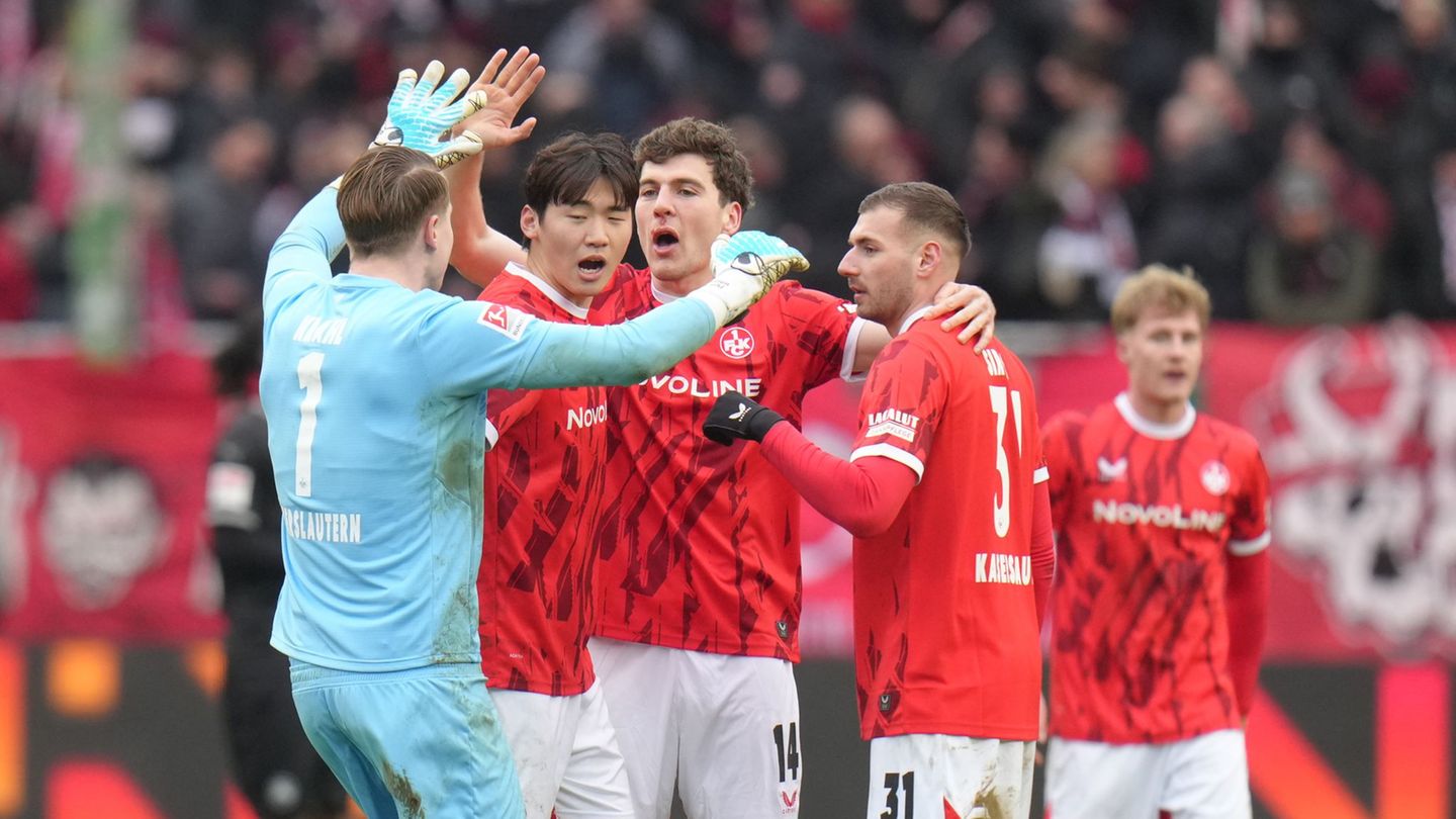 Erleichterter Jubel bei den Spielern des FCK nach dem Abpfiff. Foto: Thomas Frey/dpa