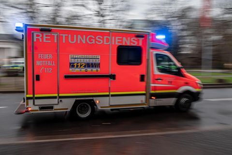 Rettungswagen zu Karneval Symbolbild