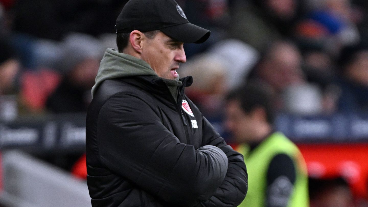 St. Paulis Trainer Alexander Blessin nach dem enttäuschenden 0:4 in Leverkusen. Foto: Federico Gambarini/dpa