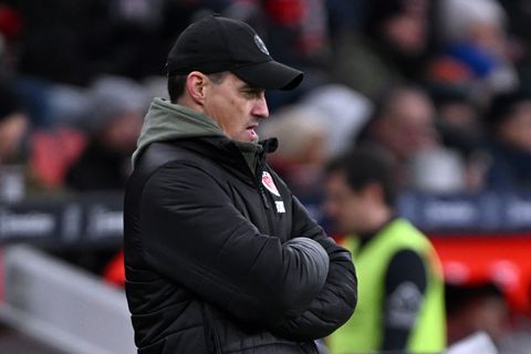 St. Paulis Trainer Alexander Blessin nach dem enttäuschenden 0:4 in Leverkusen. Foto: Federico Gambarini/dpa