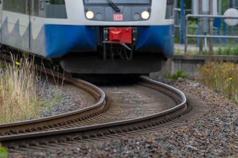 Fahrgäste der Usedomer Bäderbahn müssen sich auf Zugausfälle einstellen (Archivbild). Foto: Stefan Sauer/dpa
