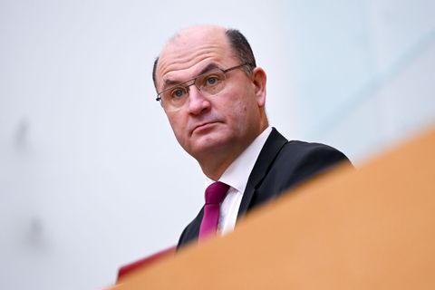 Bayerns Finanzminister Füracker kommentiert den Tarifabschluss der Länder. (Archivbild) Foto: Sven Hoppe/dpa