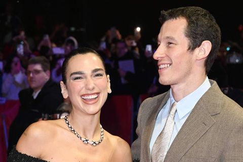 Dua Lipa und Callum Turner strahlten glücklich in Berlin.