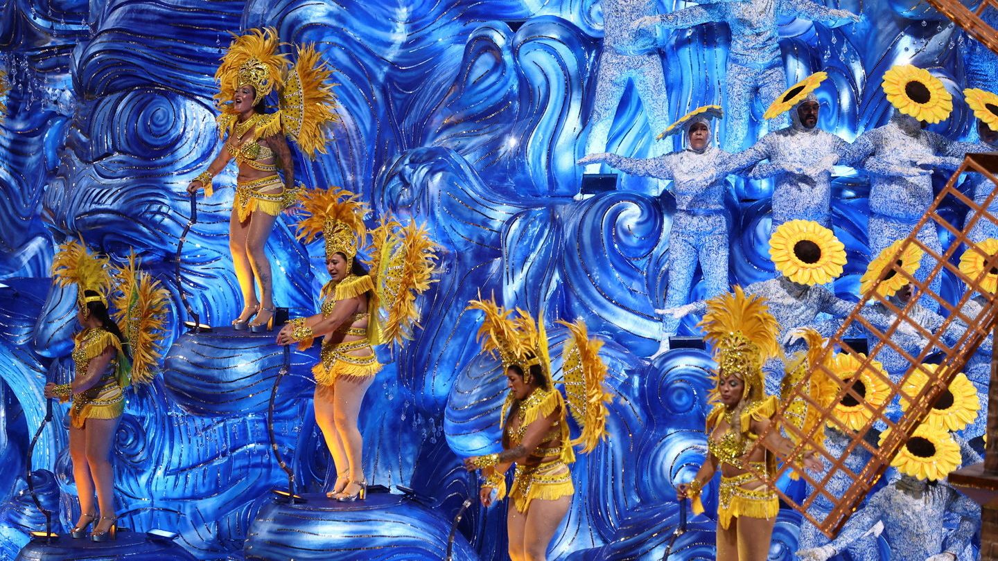 Rio de Janeiro, Brasilien. In der brasilianischen Metropole hat der weltberühmte Karneval mit Umzügen im Sambodrom begonnen. Mehrere Sambaschulen zogen unter sternenklarem Nachthimmel bei knapp 30 Grad mit bunten Wagen und Konfetti durch die von Tribünen gesäumte Straße. Der Karneval von Rio gilt als größte Party der Welt, die Stadtverwaltung rechnet mit insgesamt acht Millionen Menschen in der Stadt.