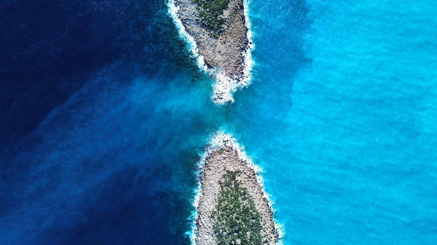 Antalya, Türkei. Nach heftigen Regenfällen zeigt sich der Kaputaş Beach in außergewöhnlichen Farben. Vor der Küste schimmert das Meer in unterschiedlichen Blautönen, vor allem in intensivem Türkis. Die starken Niederschläge haben Sedimente ins Wasser gespült, die für das spektakuläre Farbspiel sorgen. Der Kaputaş Beach gilt als einer der bekanntesten Strände der türkischen Riviera. Eingebettet zwischen steilen Felswänden liegt er an der Küstenstraße zwischen Kaş und Kalkan und ist nur über eine lange Treppe erreichbar.