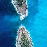 Antalya, Türkei. Nach heftigen Regenfällen zeigt sich der Kaputaş Beach in außergewöhnlichen Farben. Vor der Küste schimmert das Meer in unterschiedlichen Blautönen, vor allem in intensivem Türkis. Die starken Niederschläge haben Sedimente ins Wasser gespült, die für das spektakuläre Farbspiel sorgen. Der Kaputaş Beach gilt als einer der bekanntesten Strände der türkischen Riviera. Eingebettet zwischen steilen Felswänden liegt er an der Küstenstraße zwischen Kaş und Kalkan und ist nur über eine lange Treppe erreichbar.
