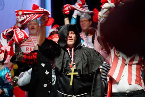 Auch FC-Trainer Lukas Kwasniok ist auf dem FC-Karnevalswagen am Rosenmontag dabei. (Archivbild) Foto: Henning Kaiser/dpa