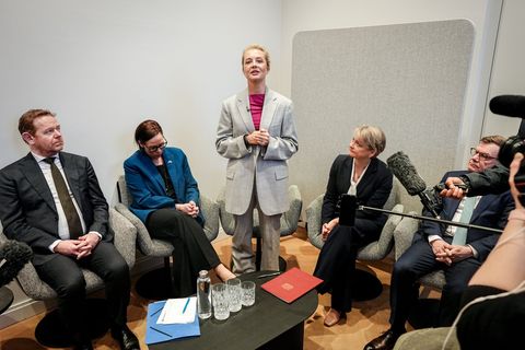 Bei einem gemeinsamen Auftritt am Rande der Münchner Sicherheitskonferenz präsentieren Außenminister Johann Wadephul und mehrere