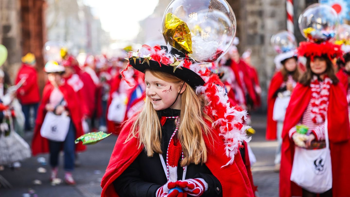 Die "Schull- un Veedelszöch" gelten als ursprünglichster Karnevalszug in Köln (Archivbild). Foto: Oliver Berg/dpa