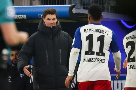 Verdienter Lohn nach einem erfolgreichen Arbeitstag: HSV-Cheftrainer Merlin Polzin (l) gratuliert seinem Stürmer Ransford Königs