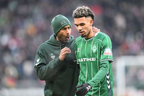 Der neue Werder-Trainer Daniel Thioune und sein Stürmer Justin Njinmah. Foto: Carmen Jaspersen/dpa