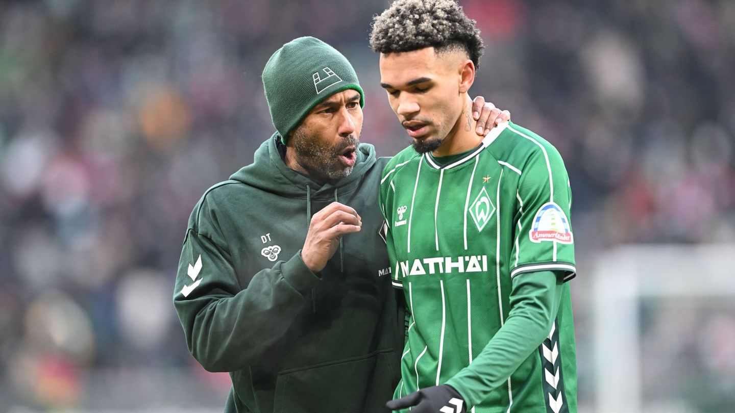 Der neue Werder-Trainer Daniel Thioune und sein Stürmer Justin Njinmah. Foto: Carmen Jaspersen/dpa