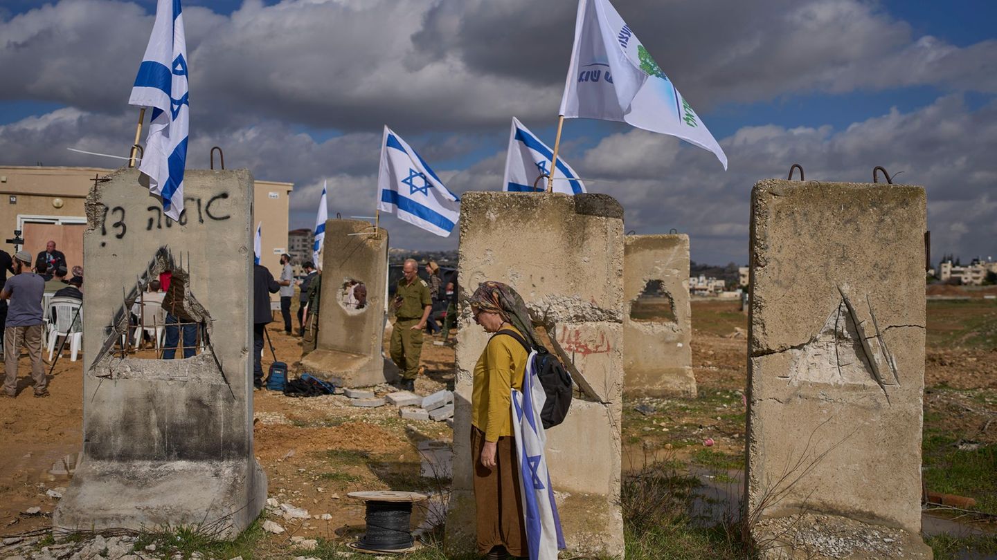 Israelische Siedler bei Einweihung neuer Siedlung im Westjordanland. (Archivbild) Foto: Ohad Zwigenberg/AP/dpa