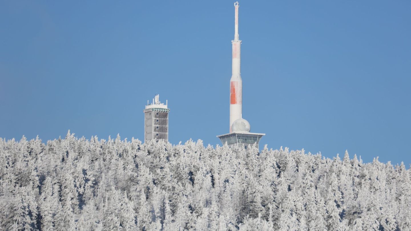 Auf dem Brocken soll es am Montag bis zu 10 cm Neuschnee geben. Foto: Matthias Bein/dpa