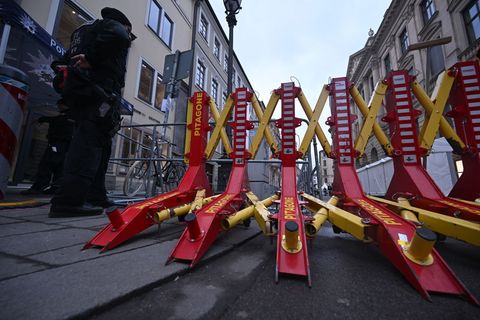 Die Polizei hat den Bereich rund um den Veranstaltungsort der Münchner Sicherheitskonferenz am Promenadeplatz abgesperrt. Foto: