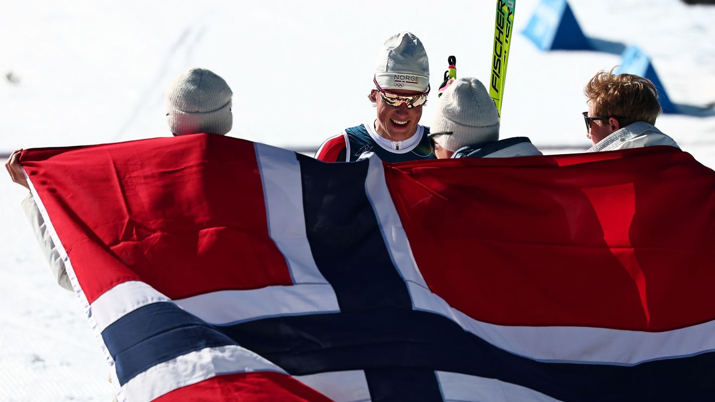 Klaebo (2.v.l.) siegte mit Norwegens Staffel souverän. Foto: Daniel Karmann/dpa