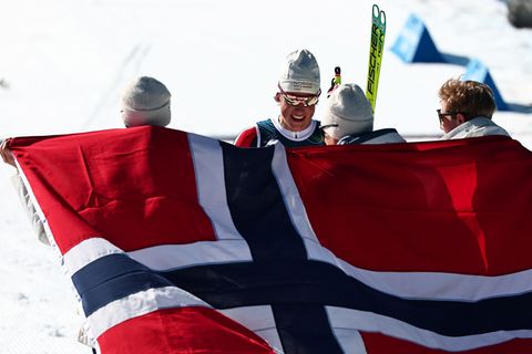 Klaebo (2.v.l.) siegte mit Norwegens Staffel souverän. Foto: Daniel Karmann/dpa