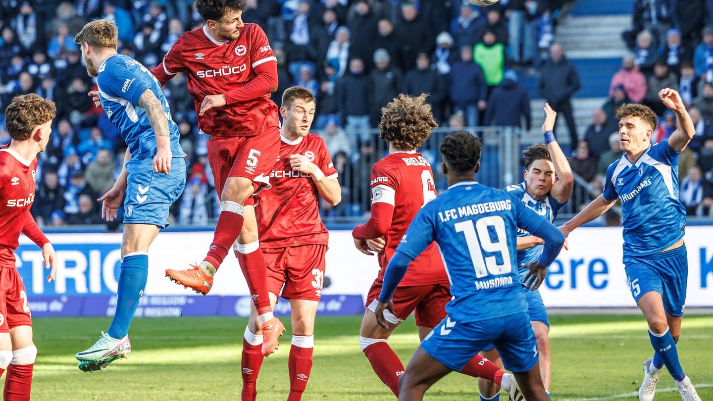 Maximilian Bauer (r, DSC Arminia Bielefeld) trifft zum 1:0. Foto: Andreas Gora/dpa