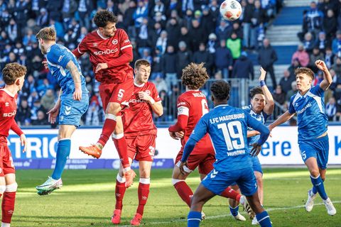 Maximilian Bauer (r, DSC Arminia Bielefeld) trifft zum 1:0. Foto: Andreas Gora/dpa