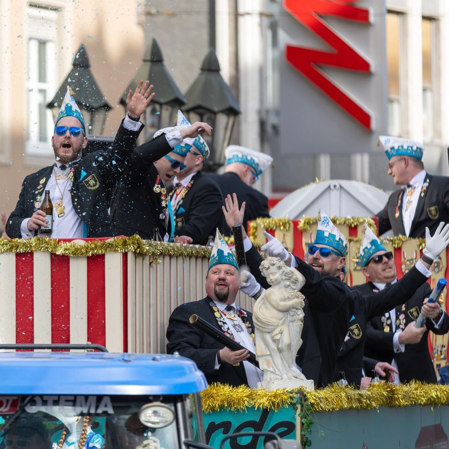 Würzburg, Deutschland. Er gilt als der größte Faschingszug Süddeutschlands: Zum 70. Mal zieht der Würzburger Faschingszug durch die Innenstadt. Über 1000 Narren nehmen an dem Zug teil, bis zu 100.000 Zuschauer werden erwartet. Bleibt nur zu sagen: Helau und Alaaf!