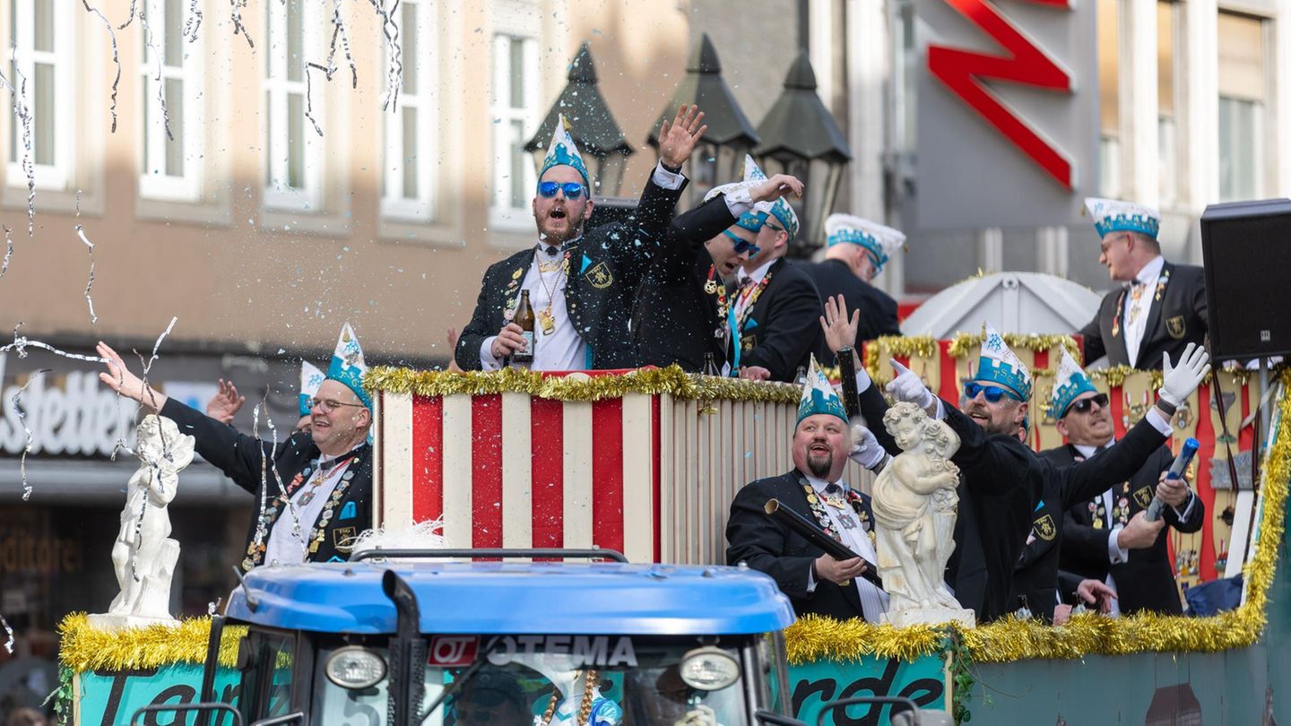 Würzburg, Deutschland. Er gilt als der größte Faschingszug Süddeutschlands: Zum 70. Mal zieht der Würzburger Faschingszug durch die Innenstadt. Über 1000 Narren nehmen an dem Zug teil, bis zu 100.000 Zuschauer werden erwartet. Bleibt nur zu sagen: Helau und Alaaf!